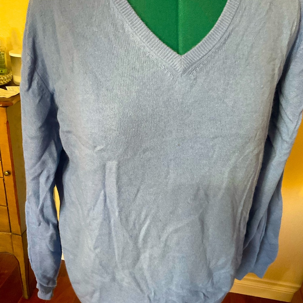 100% Cashmere sweater never worn sweater  baby blue